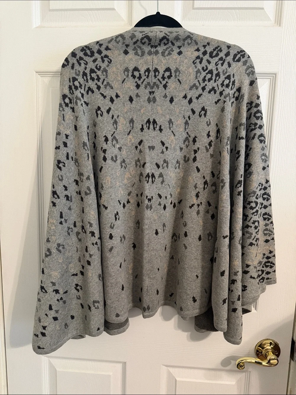 CABI Neutral Grey Cozy Chic GiGi Animal Print Knit Layering Wrap One Size